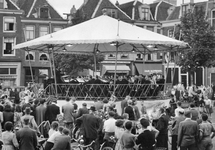 44157 Afbeelding van een 'parkconcert' gegeven door een harmonieorkest in de mobiele muziektent op de Neude te Utrecht, ...